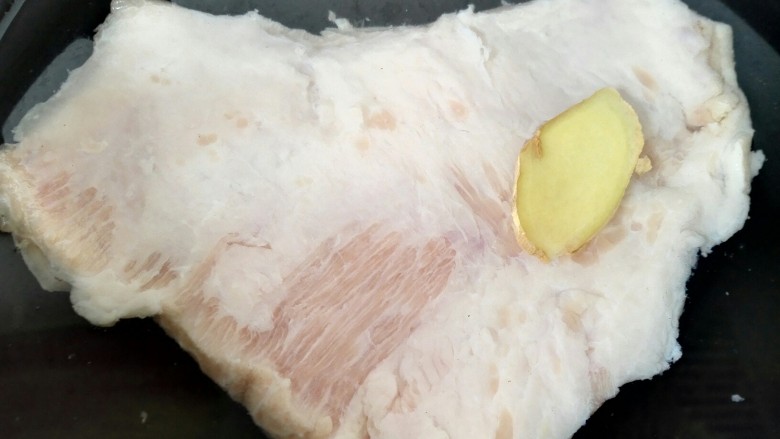 笋干烧肉,猪劲肉放入锅内焯水,放一片<a style='color:red;display:inline-block;' href='/shicai/ 2800'>生姜</a>去腥