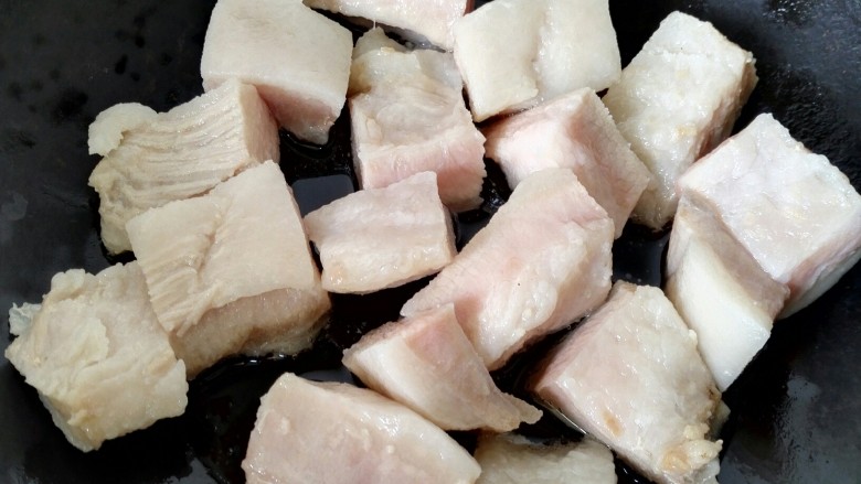 笋干烧肉,锅内放油烧热,将猪颈肉放入锅内煎