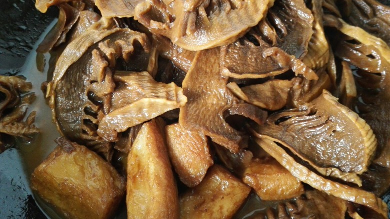 笋干烧肉,煮至汁干入味上色即可出锅
