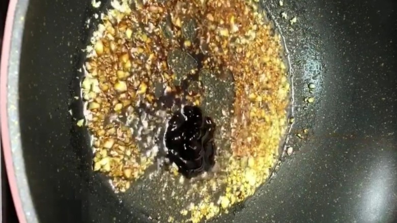 蒜蓉粉丝娃娃菜,加入盐,<a style='color:red;display:inline-block;' href='/shicai/ 788'>生抽</a>,耗油翻炒均匀