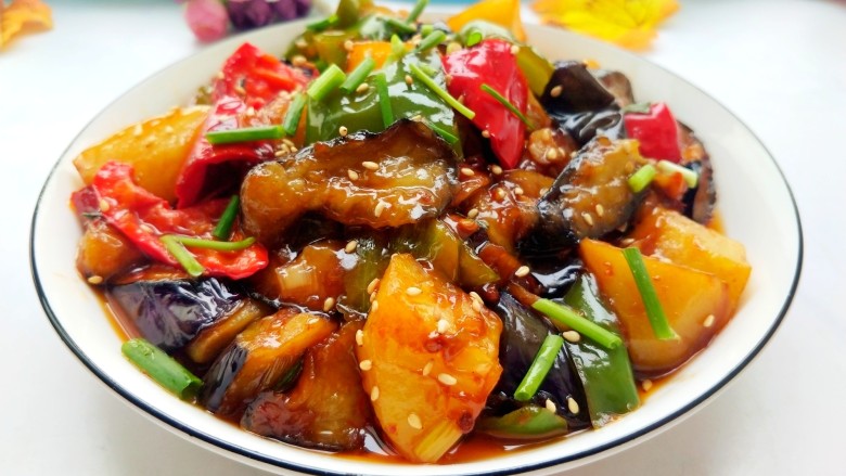 鱼香地三鲜,撒上点芝麻,特别香,特别下饭!