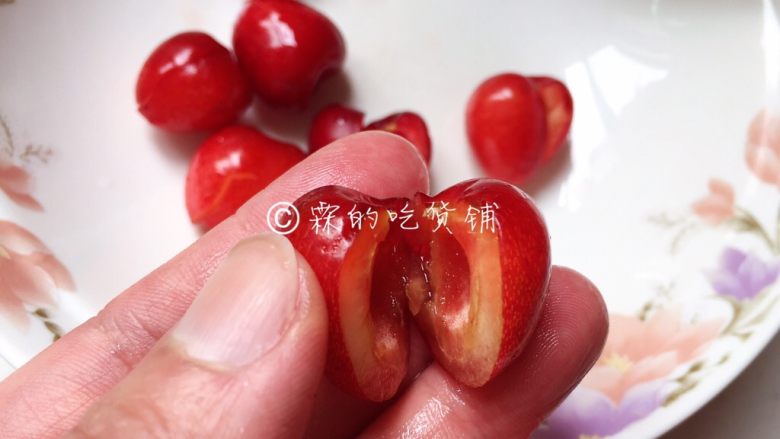 樱桃派 娇艳欲滴🍒,樱桃去核。