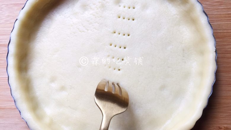 樱桃派 娇艳欲滴🍒,用叉子扎一些小洞,以防烤的时候底部鼓起。烤箱预热后190度,25分钟左右(具体的时间、温度,请根据自家烤箱灵活设定。)