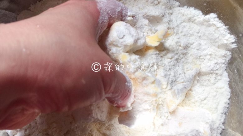 樱桃派 娇艳欲滴🍒,用两只手揉搓,直到黄油和低粉完全混合。