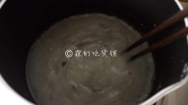 樱桃派 娇艳欲滴🍒,加热并不断搅拌,直到沸腾,成为一种浓稠的状态。