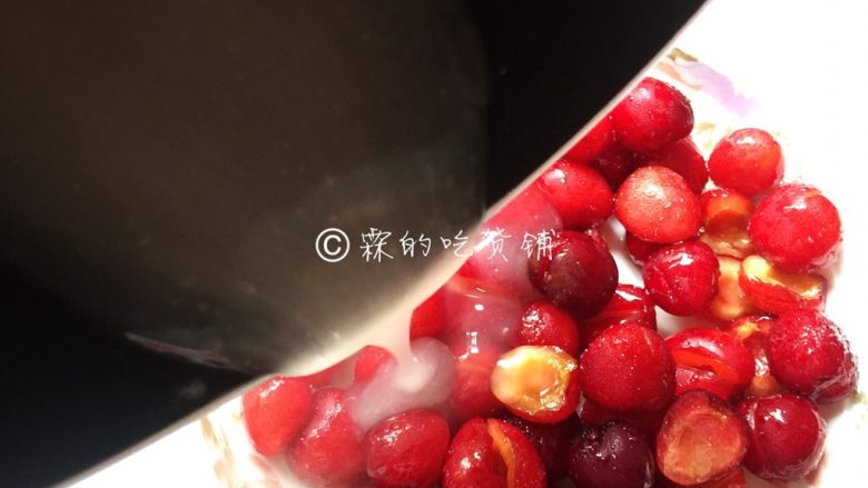 樱桃派 娇艳欲滴🍒,最后,把煮好的果汁趁热浇在樱桃上,冷却,备用。