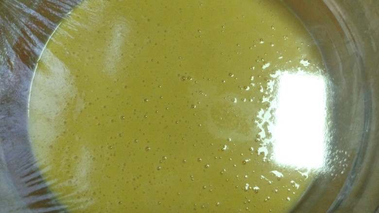 蒸蓝莓鸡蛋糕,盖上保鲜膜,使其发酵