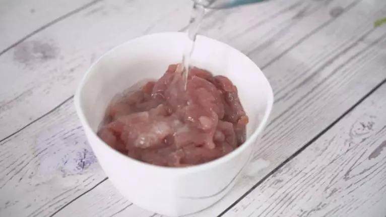 芹菜木耳炒肉丝怎样炒出来更营养美味,试试这种做法色味俱佳,肉丝中加入盐、清水,抓匀