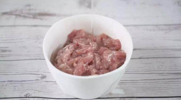 芹菜木耳炒肉丝怎样炒出来更营养美味,试试这种做法色味俱佳,再加入淀粉,油,抓匀腌制10分钟