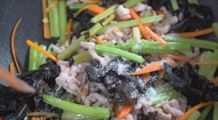 芹菜木耳炒肉丝怎样炒出来更营养美味,试试这种做法色味俱佳,撒入盐、糖,炒匀出锅