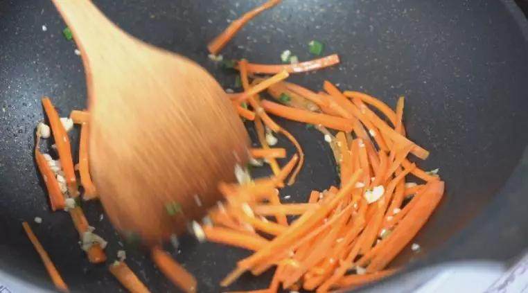 芹菜木耳炒肉丝怎样炒出来更营养美味,试试这种做法色味俱佳,爆香葱蒜,下入胡萝卜丝炒至变色