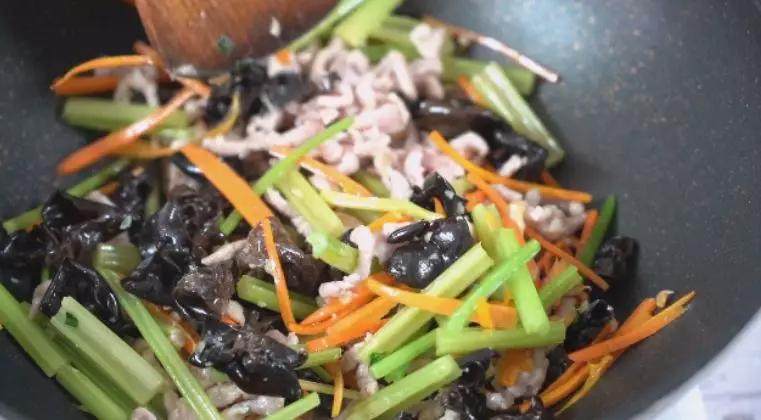 芹菜木耳炒肉丝怎样炒出来更营养美味,试试这种做法色味俱佳,沿锅边加入色拉油,下肉丝炒至变色