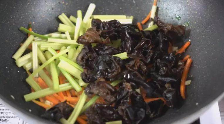 芹菜木耳炒肉丝怎样炒出来更营养美味,试试这种做法色味俱佳,倒入芹菜、黑木耳,翻炒1分钟