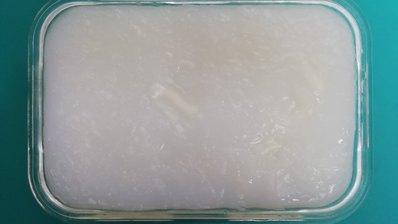 自制开心凉粉,室温放的温度不烫了就可以放冰箱冷藏,2个小时后待凉粉变成奶白状就可以开吃啦。