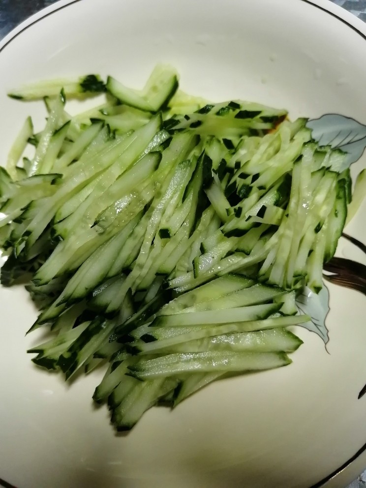 黄瓜火腿排骨汤拌面,黄瓜洗干净,切丝