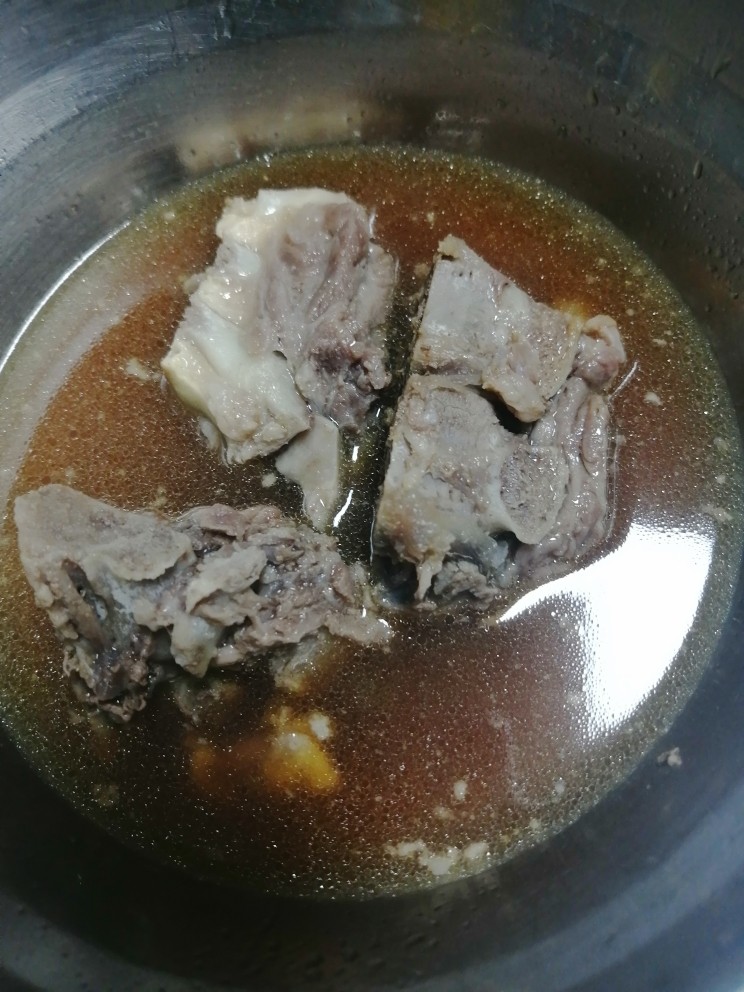 黄瓜火腿排骨汤拌面,用高压锅压好排骨汤,加盐,放点儿酿造酱油