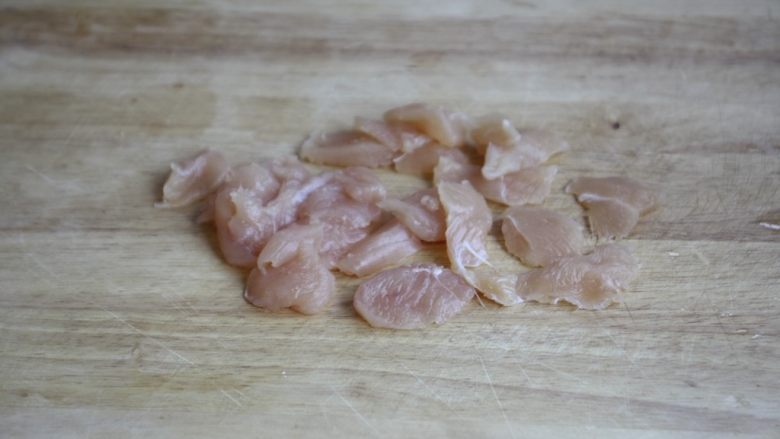 鹅蛋鸡肉炒蒜苔,将鸡小胸肉剔除筋膜,切成片。