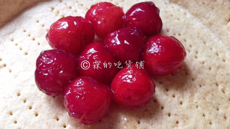 樱桃派 娇艳欲滴🍒,派皮烤好,等冷却后,把樱桃馅放入。