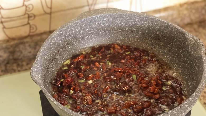 自制炸酱面,用铲子不但的翻动,直到油和酱分离,关火。
