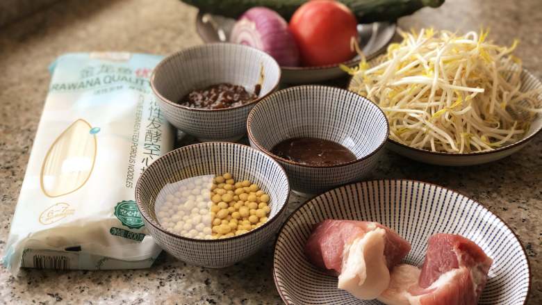 自制炸酱面,准备食材。黄豆提前泡上,不然不容易煮熟。