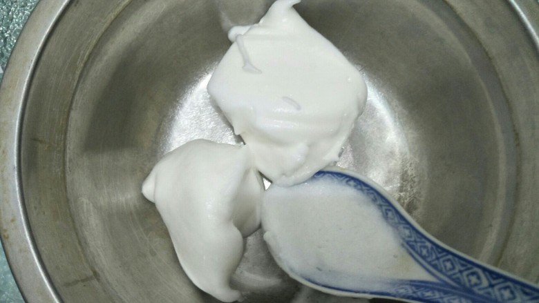 拉花半熟芝士蛋糕,蛋清分三次放糖,搅拌到出现纹路,勺出两匙出来待用。