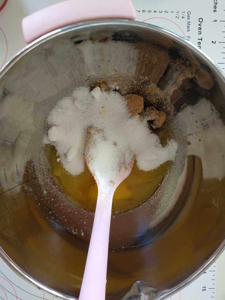 巧克力爆浆曲奇,2将砂糖和黄糖与黄油混合均匀