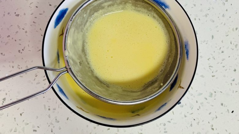 荷兰松饼,为了松饼更细腻,我过筛两次。