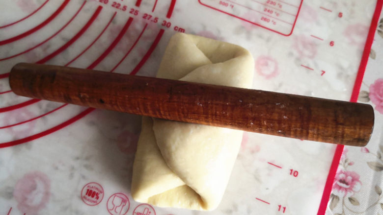 好吃的吐司,取1份先擀成年舌状,将其卷起,再次擀开后,将其卷起来,