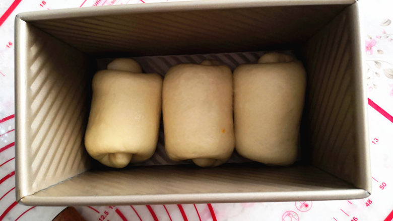 好吃的吐司,放入吐司盒里,