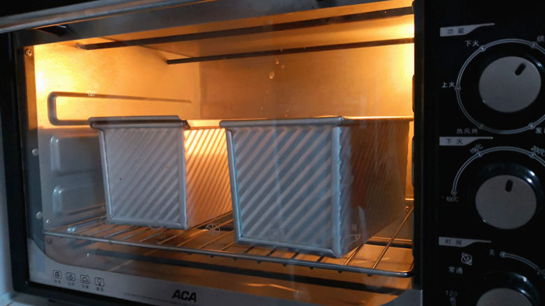 好吃的吐司,烤箱预热,180度,一个盖上吐司盖,一个烤10分钟后加盖锡,最下层,一共烤了40分钟,出炉晾凉就可以密封保存了。