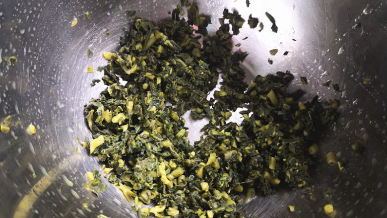 鸡蛋饼,再用手攥干救心菜的水分,剁成碎末,
