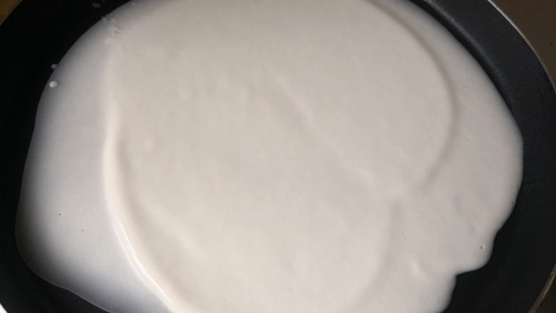 鸡蛋饼,再刷干净平底锅,不用放油,如果平底锅不粘效果不太好,可以放少许油,再将面糊倒入锅里,并快速转动一圈,让面糊均匀地平铺开来,