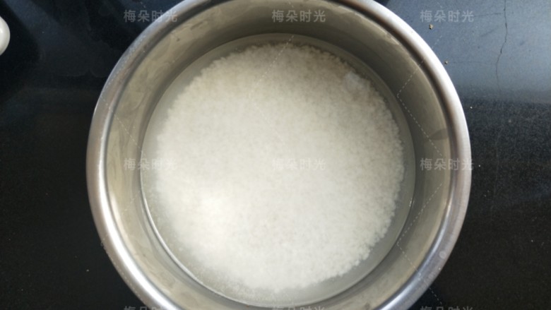 蜜汁八宝饭,糯米提前泡水,泡一夜。我是头晚泡,第二天制作