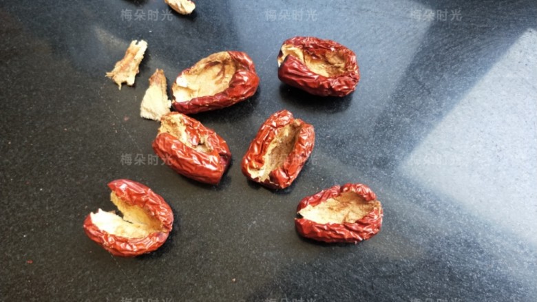 蜜汁八宝饭,红枣去核,但是果肉尽量保留完整。不要掰烂。