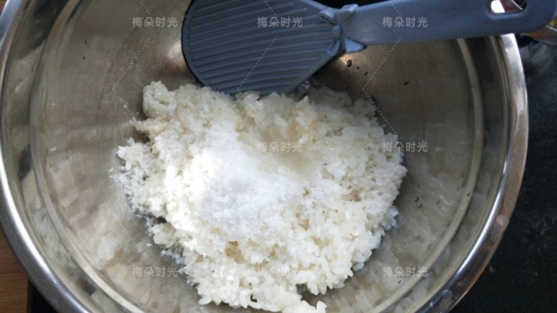蜜汁八宝饭,糯米蒸熟后,趁热加入白糖,再倒入20克猪油,混合均匀。