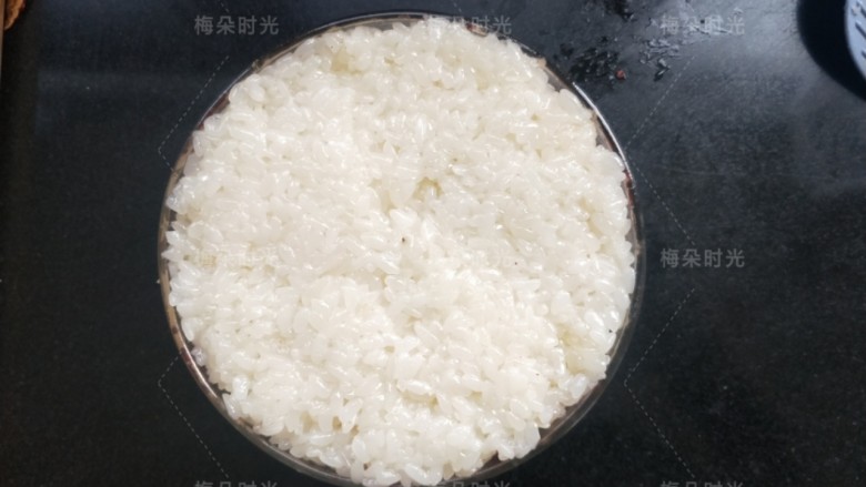 蜜汁八宝饭,然后把剩余的糯米放上去,表面压平整。放进蒸锅里,再蒸20分钟。