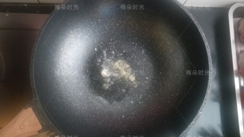 蜜汁八宝饭,炒锅内倒少许油,放三四块<a style='color:red;display:inline-block;' href='/shicai/ 866'>冰糖</a>,一直炒