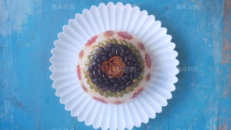 蜜汁八宝饭,八宝饭蒸好以后,倒扣在一个盘子里,然后把碗拿走。因为抹了猪油,很容易拿开。