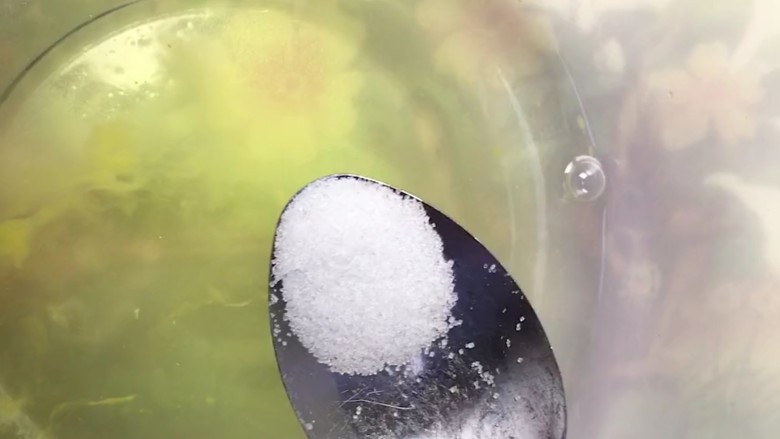 鸡蛋布丁,蛋清中加少许盐搅匀
