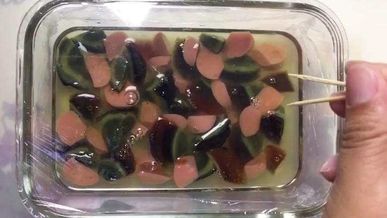 鸡蛋布丁,盖上保鲜膜扎几个小孔