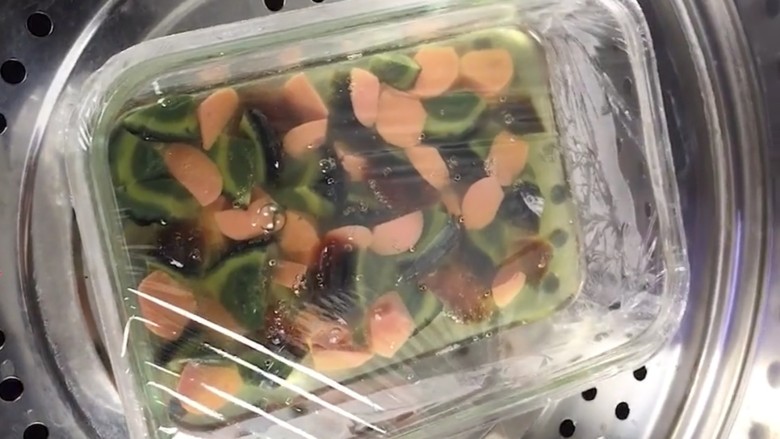 鸡蛋布丁,蒸锅上气后放入蒸十二分钟