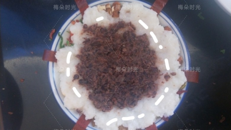 蜜汁八宝饭,先放一部分糯米,压紧。压的时候注意不要弄乱碗里辅料的位置。轻轻压。也压成一个碗的形状,中间凹下去。然后把<a style='color:red;display:inline-block;' href='/shicai/ 4729'>豆沙馅</a>放进中间凹陷的地方。再在白线区域摆上核桃仁。(忘了拍照,这是以前做过的,意思一样)