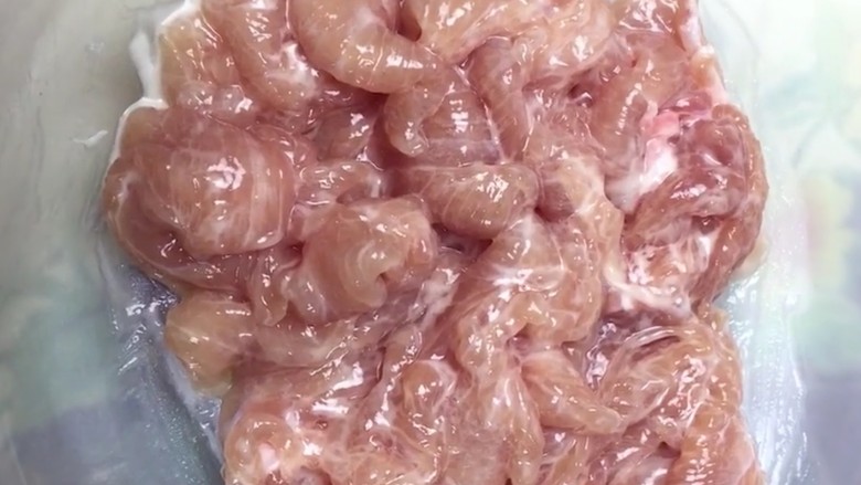 水煮肉片,抓匀腌制十五分钟