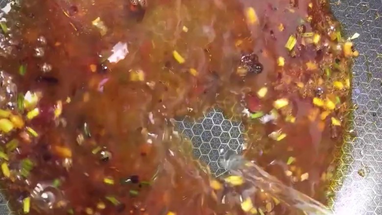 水煮肉片,加水烧开