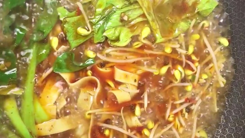 水煮肉片,下入自己喜欢吃的蔬菜