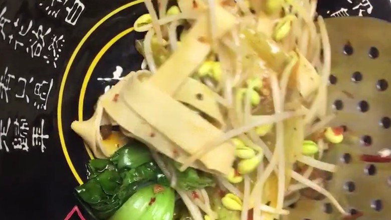 水煮肉片,蔬菜烫熟捞出