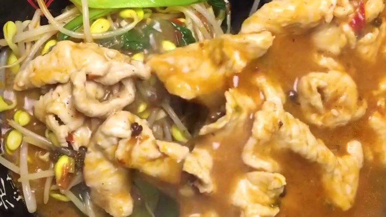 水煮肉片,然后连汤一起倒在蔬菜上