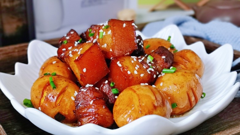 红烧肉焖蛋,美味佳肴,肥而不腻。