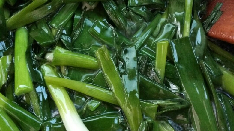 向往的生活之葱油面,大约10分钟后的葱样,葱段变软不再硬邦邦。整个过程没必要一直挥铲翻炒,隔两三分钟翻翻铲子就可以。