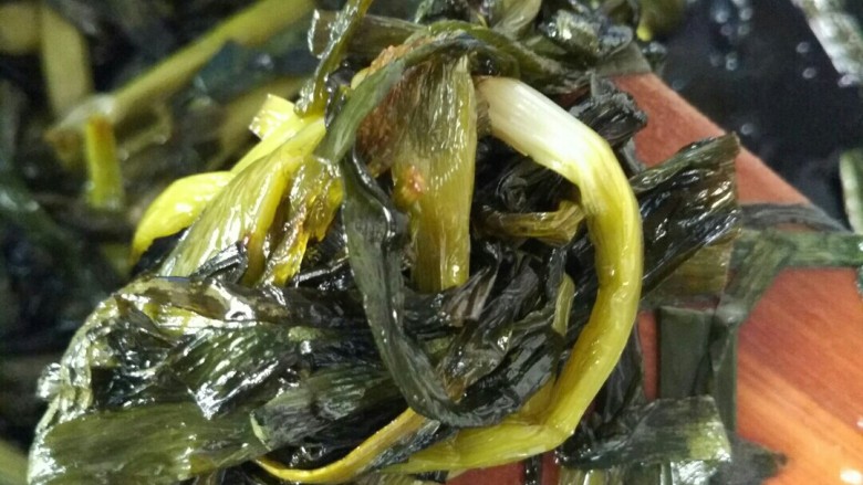 向往的生活之葱油面,大约15分钟后,葱段炒干水分表皮焦黄,葱香已经溢满厨房。